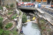 Bombers treballant al riu Madriu afectat pel vessament de carburant