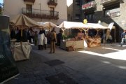 Visitants passejant per les parades del Mercat de la Vall al centre històric de la capital.