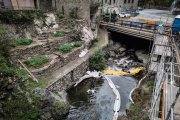 Els treballs al pont de la Tosca per treure l'hidrocarbur de l'aigua continuen