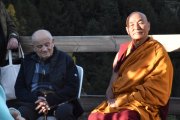 El mossèn Ramon de Canillo i el monge budista Lama Wangchen durant la inauguració de la ruta de la Pau.