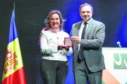 Marquet rebent la medalla del rector de l’UdA, Juli Minoves.