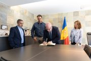 El cònsol general de Portugal, Duarte Nuno Gonçalves Jorge Pinto da Rocha signant el llibre d'honor en presència dels cònsols comunals