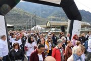 Els participants de l'11a Caminada contra el càncer creuant la línia de sortida.