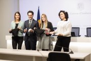 Cristina Pérez, Guillem Casal, Mariona Cadena i Isabella Vargas amb els productes reutilitzables de la campanya sostenible