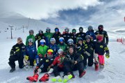 L'equip tècnic i els esquiadors del grup EEBE sub-16