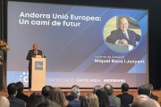 Miquel Roca durant la conferència sobre Andorra i la UE