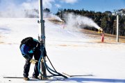 Tècnics treballant en els canons d’innivació a Pal.