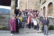 Infants de l'escola andorrana i francesa d'Ordino, juntament amb els cònsols davant del comú