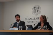 Els consellers generals, Cerni Escalé i Maria Àngels Aché, a la presentació de l'esmena a la totalitat del pressupost al Consell General