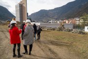 Les autoritats durant la visita a les obres del casal de la gent gran, aquest dimecres al matí.