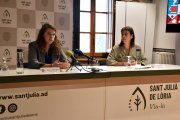 Judith López i Jana Vila explicant les novetats de la fira.