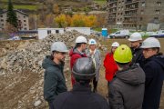 La visita de les autoritats encampadanes a les obres del casal.