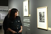 La ministra de Cultura, Juventut i Esports, Mònica Bonell, en la inauguració de l'exposició de Vivian Maier