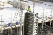 Un obrer treballa en la construcció d’un edifici a Escaldes.