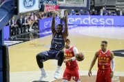 Olumuyiwa esmaixant al Poliesportiu en el duel inaugural de la temporada 2020-2021.