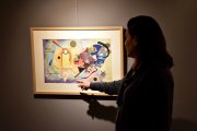 La comissària de l'exposició, Lola Duran, explicant un dels quadres de Vassili Kandinsky.