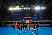 Els jugadors de la selecció van realitzar ahir l’entrenament previ al partit al Poliesportiu.