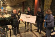 Entrega del xec solidari per part del comú de Canillo a Mossèn Ramon