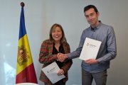 Conxita Marsol i Vicenç Jorge han signat el conveni entre l'AR+I el Col·legi d'Enginyers