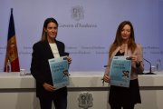 Cristina Pérez i Helena Mas amb uns ‘flyers’ promocionals.