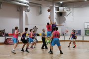 Alumnes de batxillerat de l'Escola Andorrana i del Col·legi Sant Ermengol durant el primer partit de la Copa Colegial al poliesportiu LAUesport.