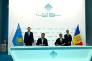 Marc Rossell signant l'acord amb el Kazakhstan durant la cimera internacional a Dubai