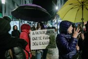 Una dona amb una pancarta en una manifestació de les associacions feministes.