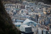 Anuncis de pisos de lloguer i venda en una agència andorrana.