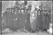 La societat de residents a Barcelona dona una bandera (1933).