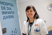 La psiquiatra infantil Maria Giró a la porta de l’ala infantojuvenil.