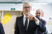 Pol i Fraissinet en l’obertura del centre de dia de la Creu Roja, ahir.