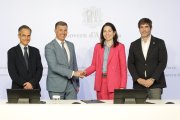 Marc Rossell i María Álvarez han signat l'acord entre el Govern i Google