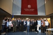 Alumnes d'AINA amb mossèn Ramon a la presentació de les memòries.