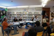 Autors i editors van compartir taula rodona.