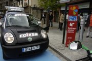 Un vehicle elèctric utilitzant un dels primers punts de càrrega