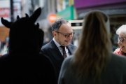 El cap de Govern passejant durant la diada de Sant Jordi.
