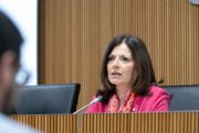 Imma Tor durant la compareixença per presentar l'informe anual d'Acció Exterior