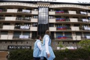 Dos membres de la delegació de Luxemburg, ahir davant de l’hotel Màgic.