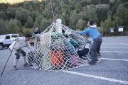 Caçadors carregant material per a una Setmana de l’isard.