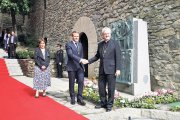 Suñé observa la salutació de Macron i Vives durant la visita del Copríncep francès el 2019.