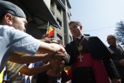El copríncep episcopal, Josep-Lluis Serrano Pentinat, saludant els escolars