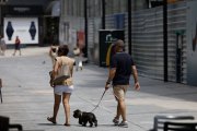 Dues persones passejant amb el gos