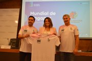 El president de la FAN, Joan Clotet; la directora de Banca País d’Andbank, María Súarez i el director tècnic de la FAN, Alfonso Maltrana, amb la samarreta dels Mundials de Singapur.