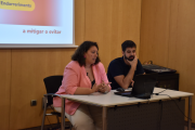 La presidenta del Fòrum nacional de la joventut, Lisa Cruz, acompanyada de companys del Fòrum, durant la presentació de l'estudi sobre l'acord d'associació amb la UE.
