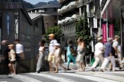 Ciutadans passejant per la plaça de la Rotonda d'Andorra la Vella