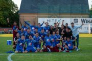 Els jugadors i l’staff tècnic de l’Atlètic Escaldes celebren la classificació al camp de l’F91 Dudelange.