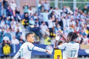 Els jugadors de l’Olympique celebren el primer gol.