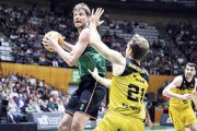 Pustovyi, en un duel amb la Penya.