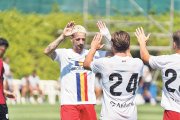 Manu Nieto celebra amb Théo Le Normand el gol del triomf.