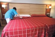 Una cambrera d’hotel fa el llit.
